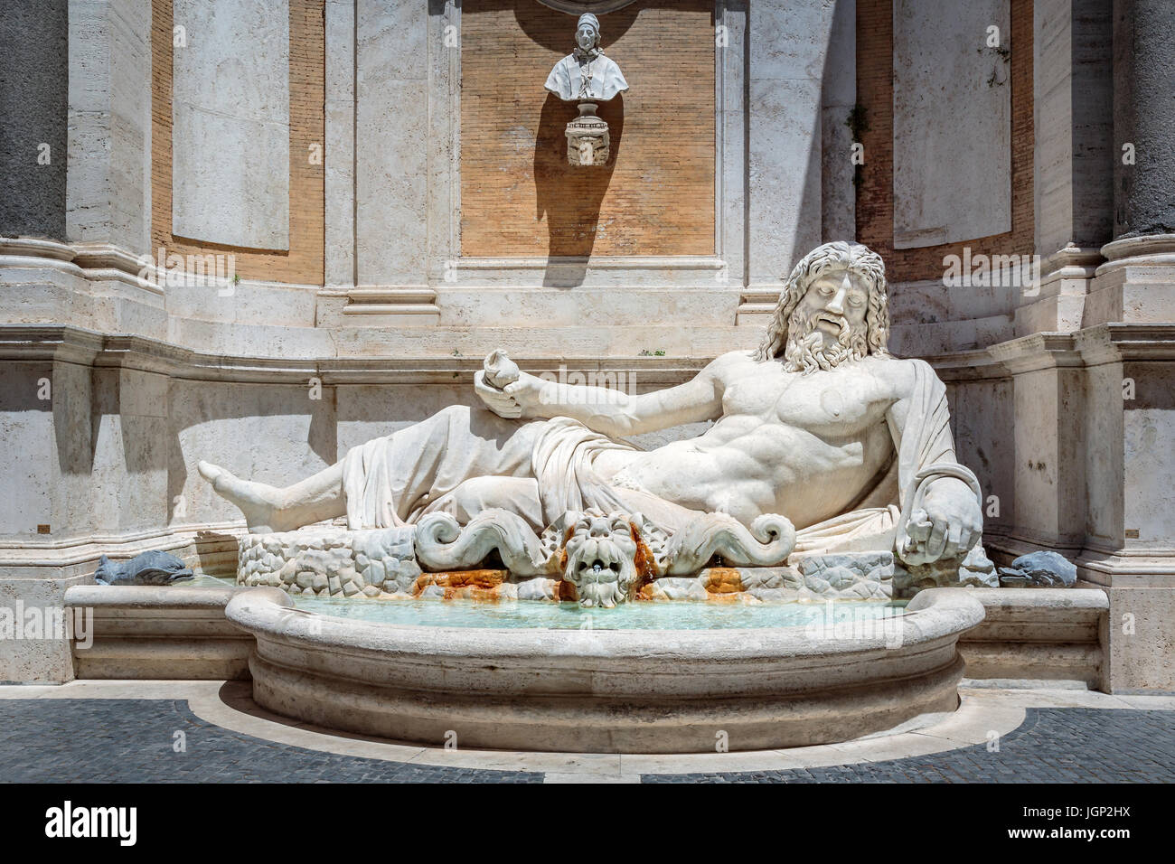 Statue en marbre colossale restaurée comme Oceanus : "Marforio', les musées du Capitole, Rome, Italie Banque D'Images