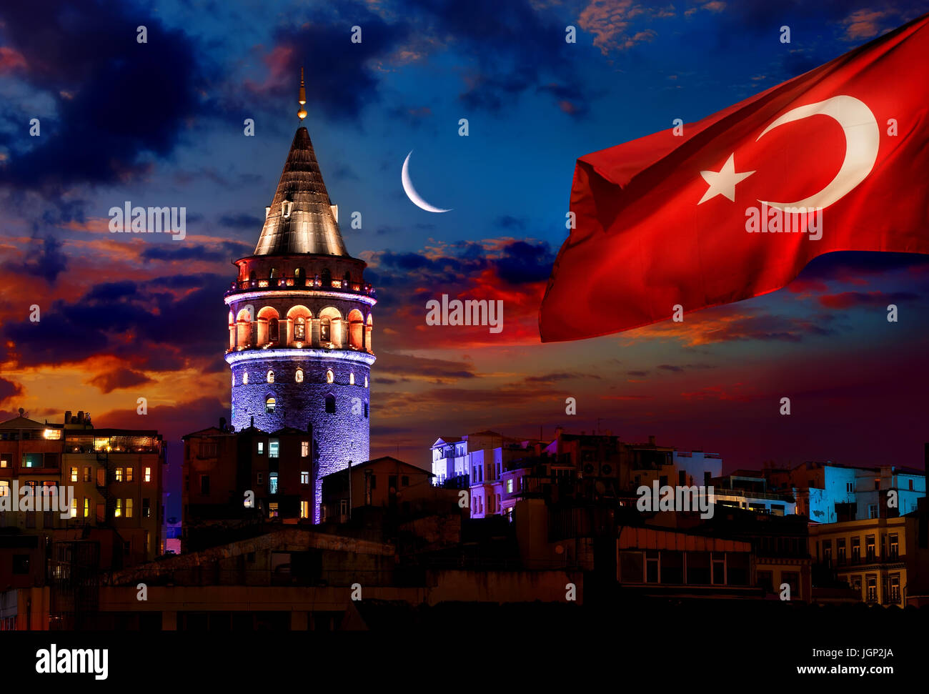 Drapeau turc allumé la tour de Galata à Istanbul la nuit, Turquie Banque D'Images