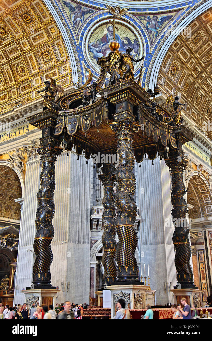 Le baldaquin du Bernin (auvent) sous l'imposante coupole de la Basilique St Pierre, état de la Cité du Vatican. Banque D'Images