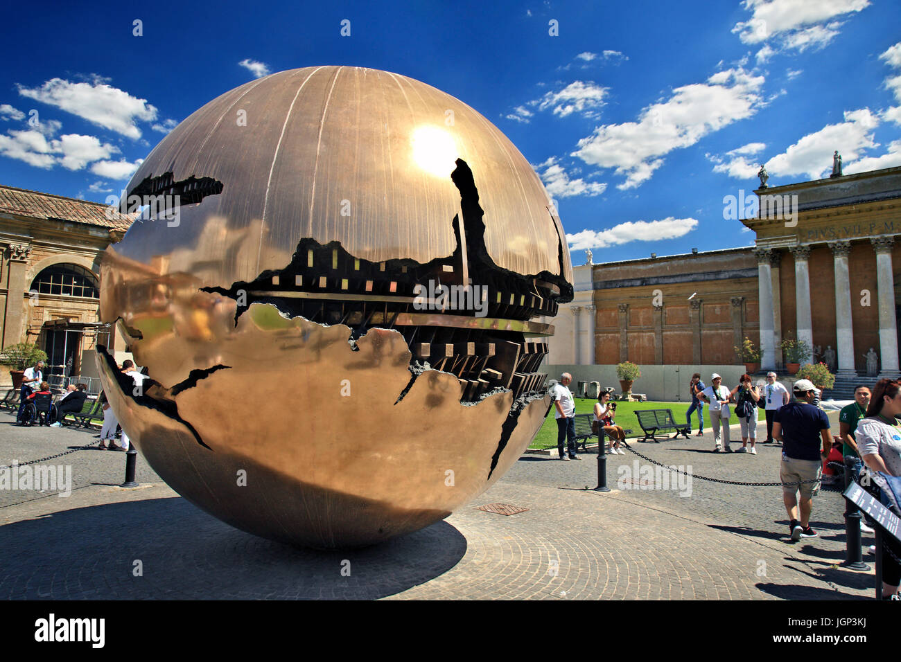 La sphère à l'intérieur d'une sphère (alson connu sous le nom de 'Sfera con sfera"), oeuvre d'Arnaldo Pomodoro dans la cour des Musées du Vatican, Vatican. Banque D'Images