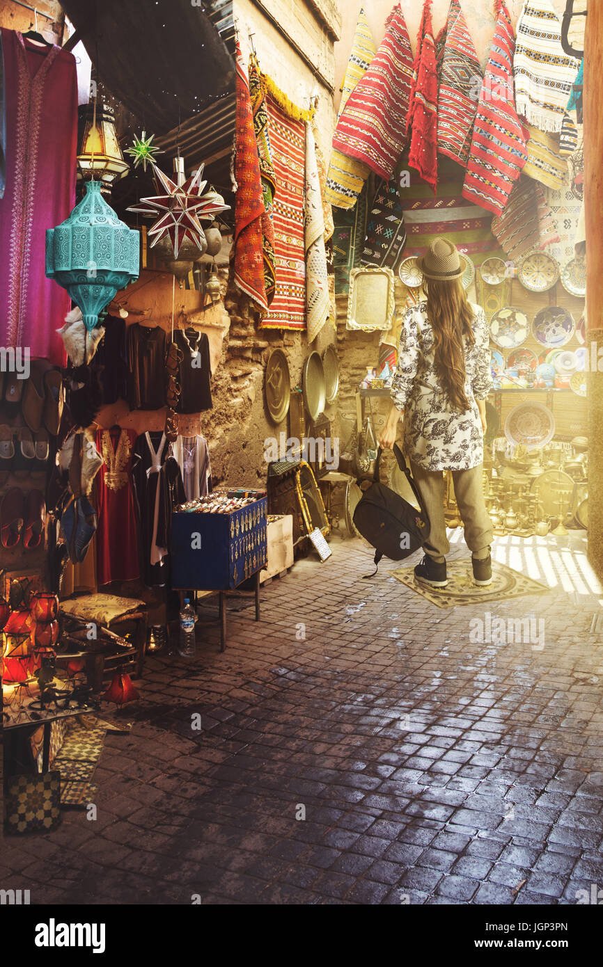 Touriste, dans le souk arabe de Marrakech, Maroc, l'observation d'objet de décoration Banque D'Images