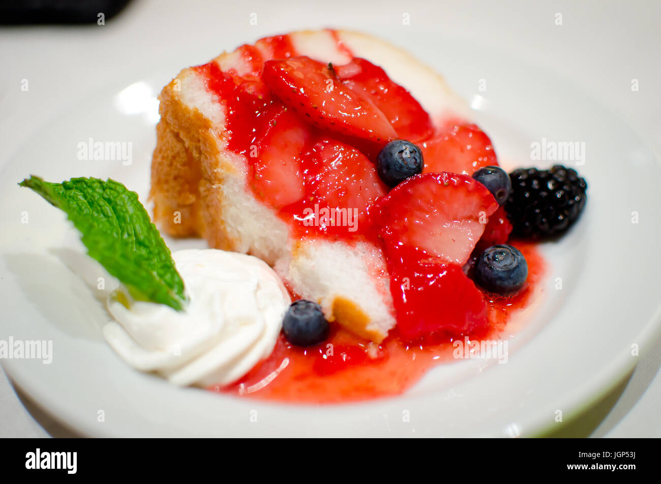 Gâteau Angel Food avec fraises et crème fouettée. Banque D'Images