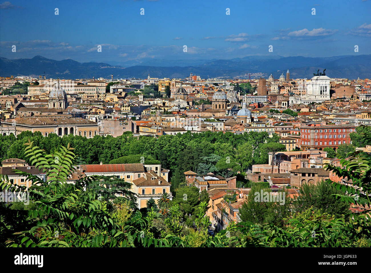 Vue de Rome à partir de la colline du Janicule. Le bâtiment blanc qui ressort est la "Vittoriano", également connu sous le nom de 'Altare della Patria'. Banque D'Images