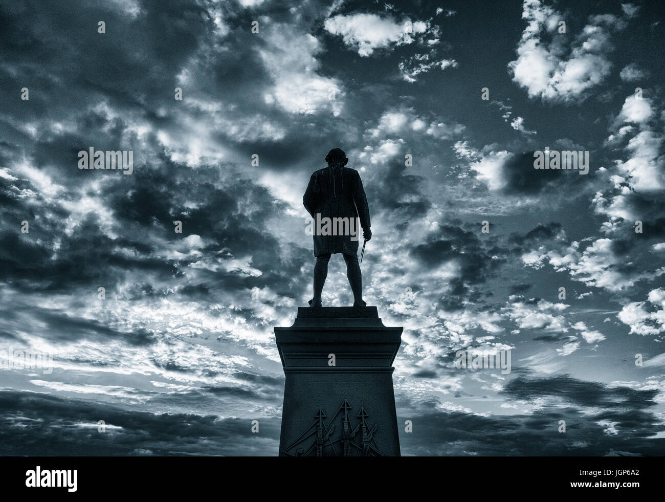 Captain Cook memorial statue sur West Cliff donnant sur la ville et le port de Whitby, North Yorkshire, Angleterre, Royaume-Uni, Banque D'Images