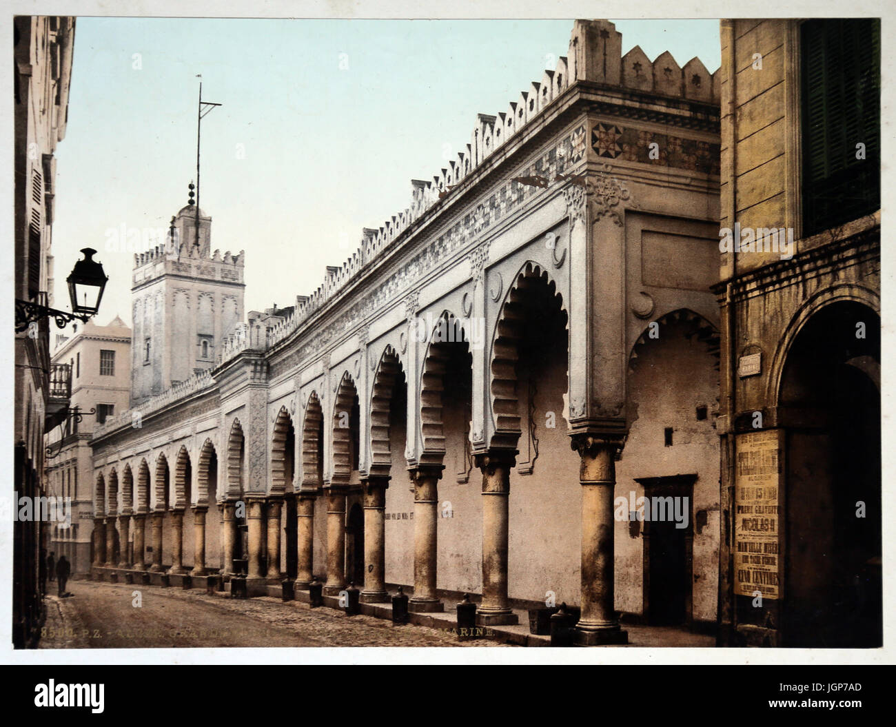 Grande mosquée dans la rue Marine à Alger. Algérie (ca.1899). Impression Photochrome. Partie d'un album photo. Banque D'Images