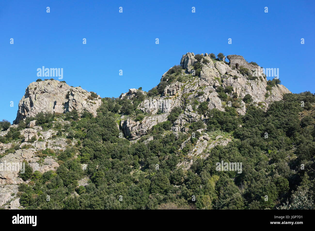 Les ruines du château d'Ultrera au sommet d'un éperon rocheux escarpés du massif des Albères, Pyrénées Orientales, Roussillon, sud de la France Banque D'Images