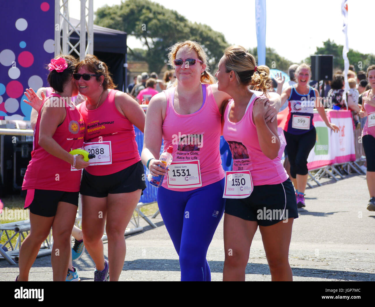 Mesdames célébrer à la fin de la course pour la vie course de bienfaisance Banque D'Images Mesdames célébrer à la fin de la course pour la vie course de bienfaisance Banque D'Images
