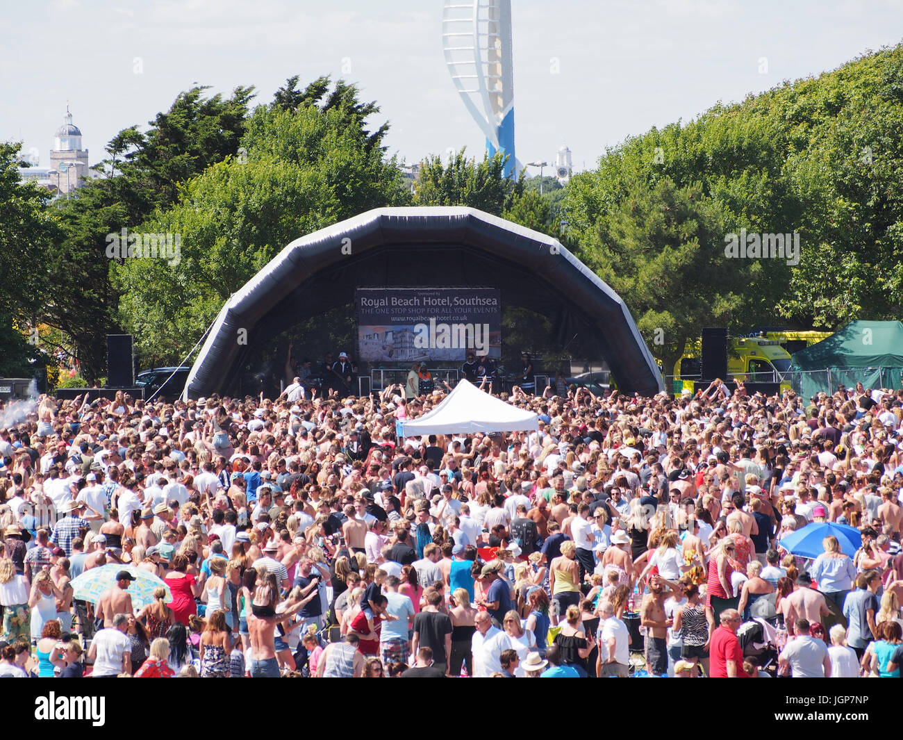 Une grande foule à une musique de plein air organisé à Southsea, Portsmouth, Angleterre Banque D'Images