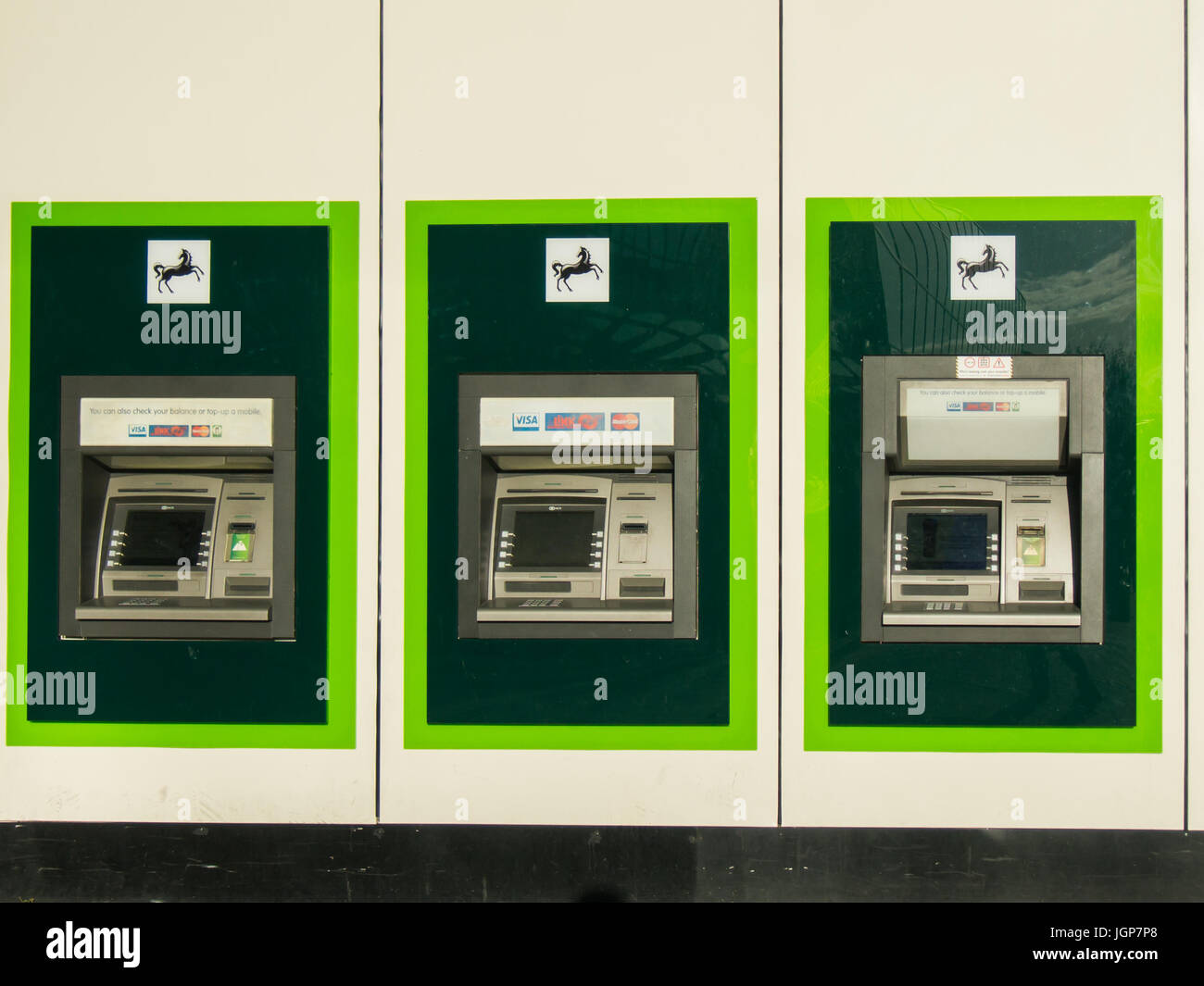 Une rangée de guichets automatiques de la Banque Lloyds Banque D'Images