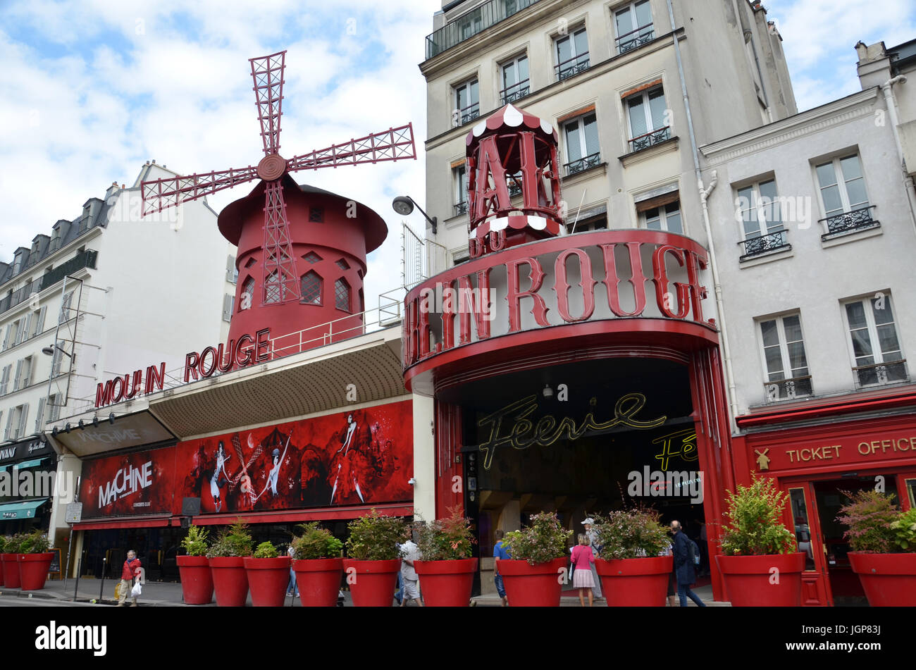 PARIS - 7 août : Le Moulin Rouge à Paris, France est montré le 7 août 2016. La danse cancan est dit avoir été popularisé. Banque D'Images