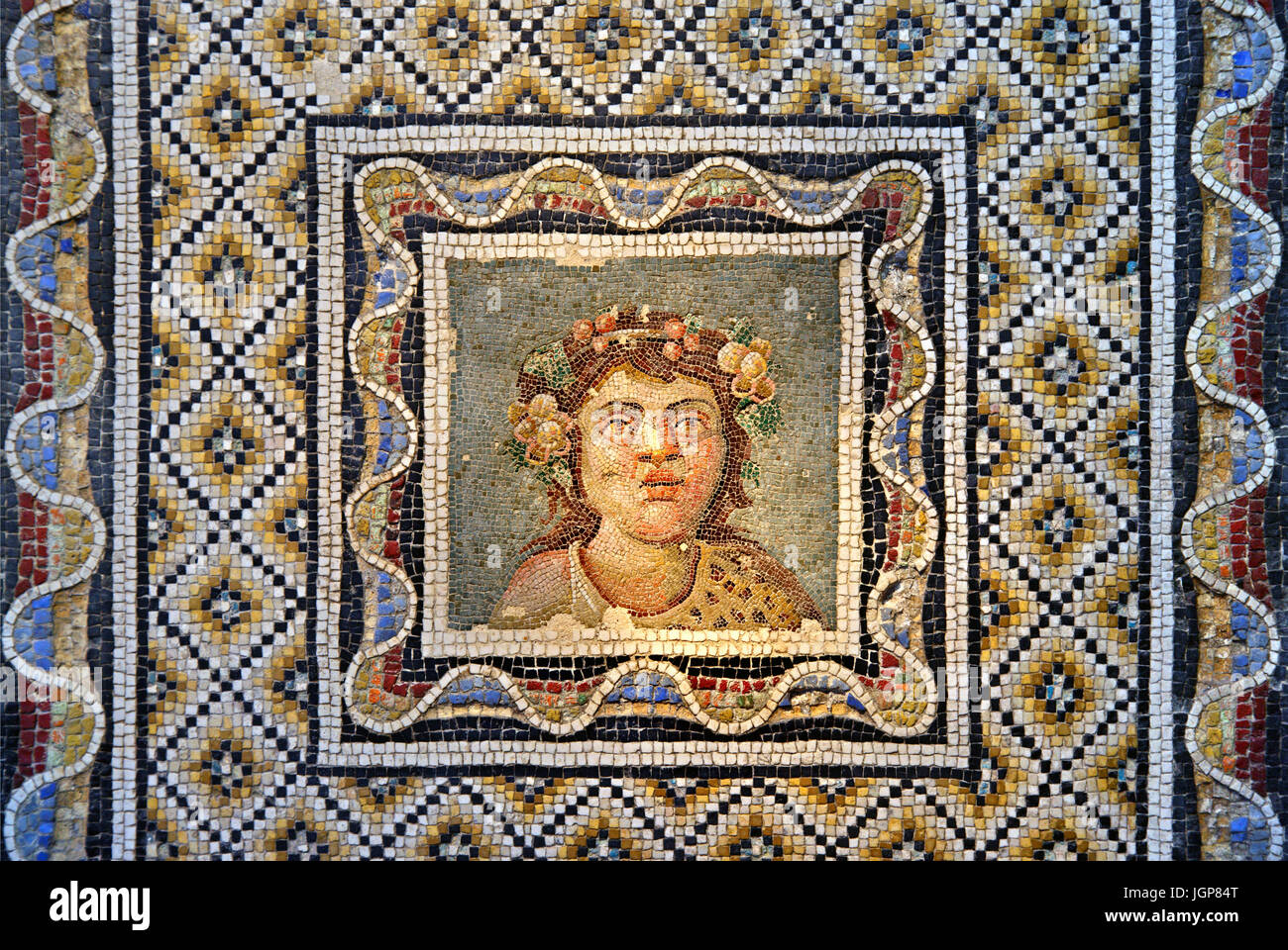 Chaussée romaine ancienne mosaïque avec buste de Dionysos (à partir de la Via Flaminia) dans Museo Nazionale Romano : Palais Massimo alle Terme, Rome, Italie Banque D'Images