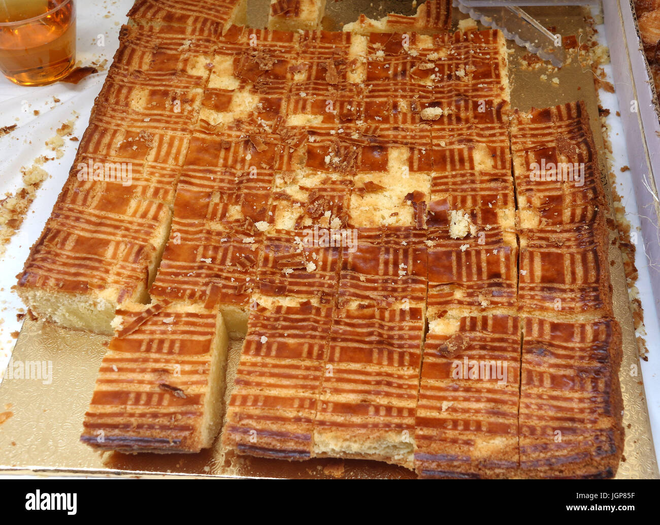 Gateau Breton Egalement Connu Sous Le Nom De French Fraises Vu A Une Foire De Rue Pour Celebrer Le Jour De La Bastille A Paris Photo Stock Alamy