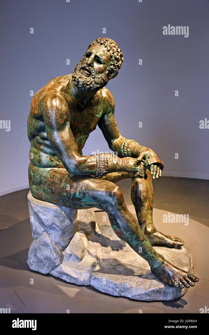 Le boxeur 'au repos' ('Pugile dans Riposo'), un bronze grec hellénistique scuplture dans Museo Nazionale Romano : Palais Massimo alle Terme, Rome, Italie Banque D'Images