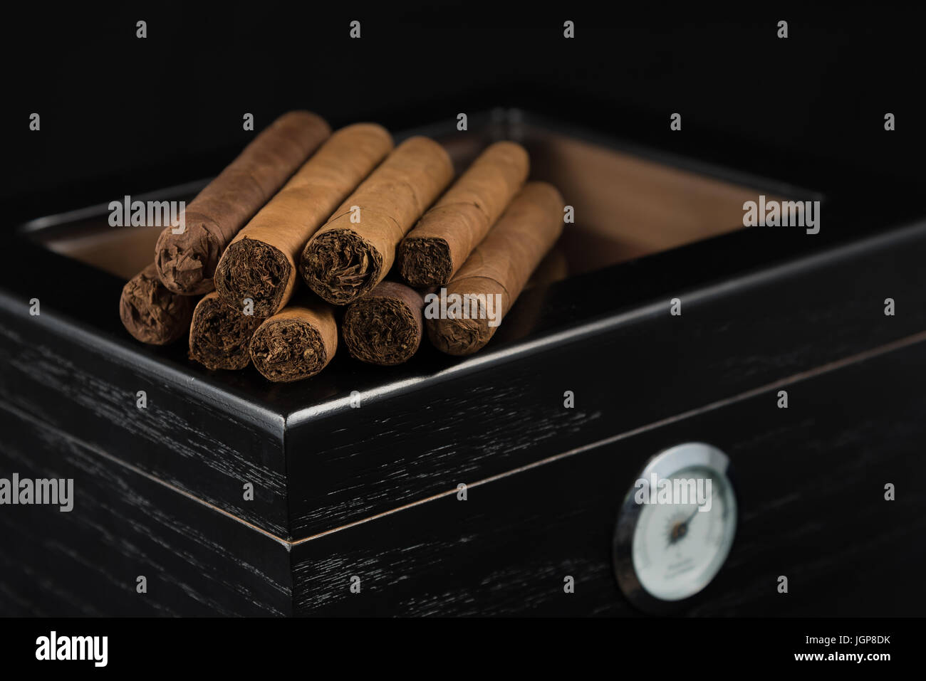 L'arôme invitant de cigares humidor noire assise sur un Banque D'Images