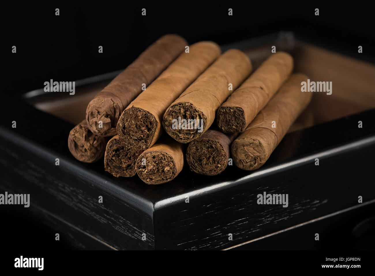 L'arôme invitant de cigares humidor noire assise sur un Banque D'Images