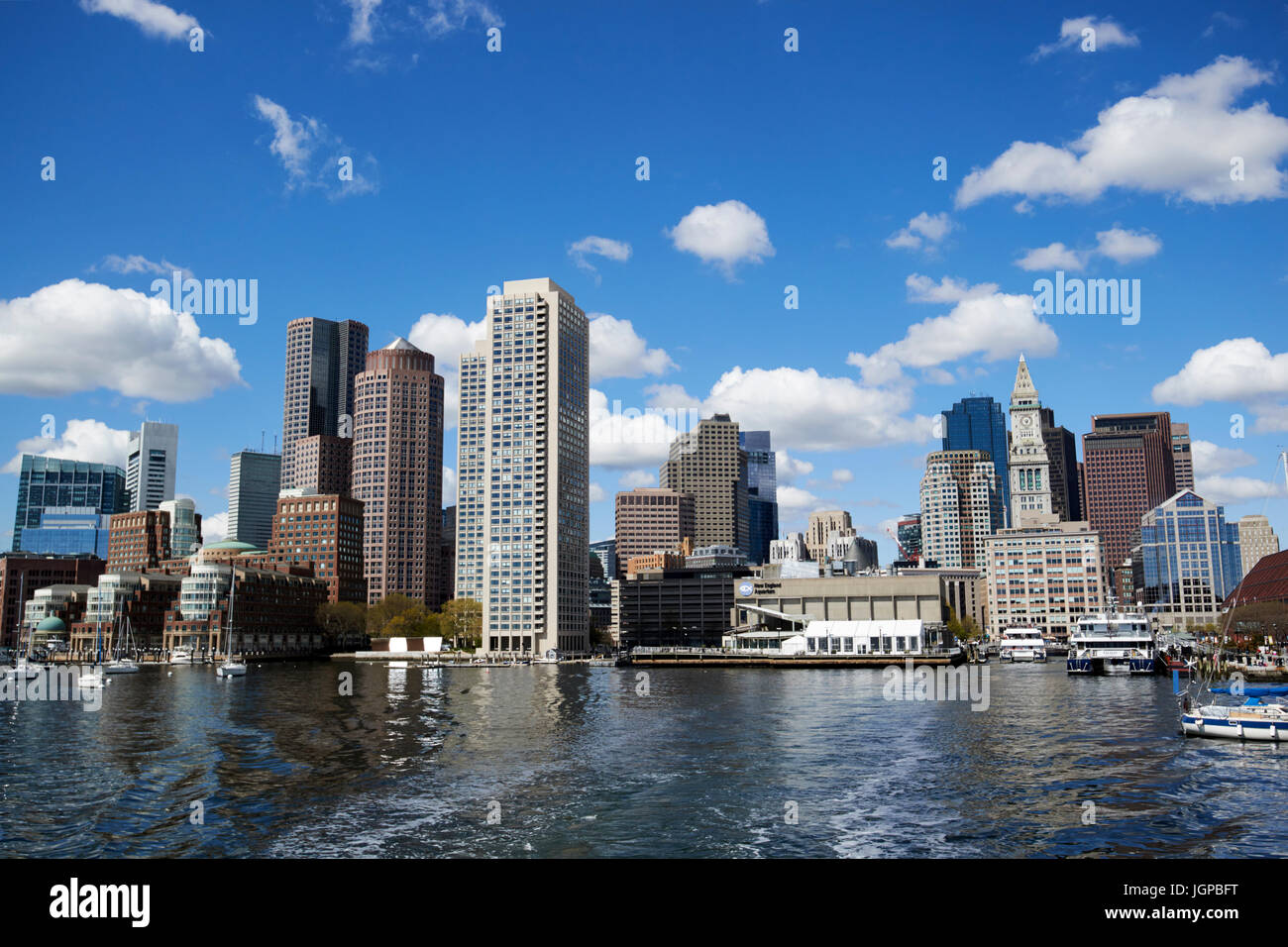 Vue sur le port l'aquarium de Boston waterfront notamment Harbour Towers district de custom house et Rowes Wharf Boston USA Banque D'Images