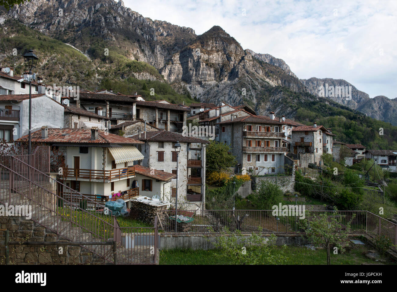 Vue sur Poffabro, nommé à l'un des plus beaux villages de l'Italie ('I Borghi più belli d'Italia"). Préalpes carniques, Pordenone, Friuli, Italie. Banque D'Images