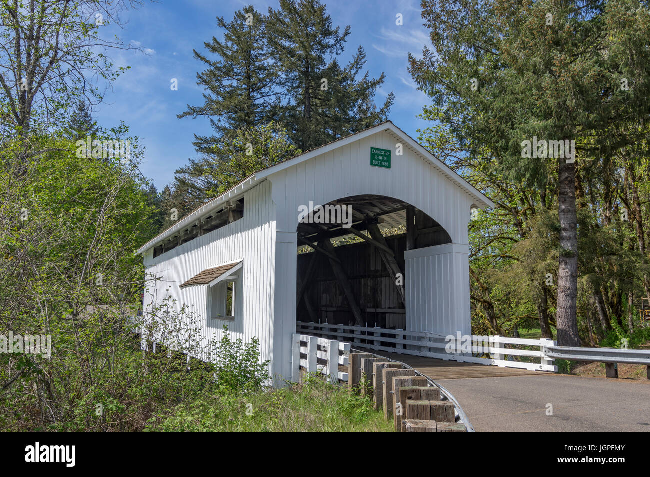 Pont couvert sérieusement traverse la rivière Mohawk près de Marcola, Oregon Banque D'Images