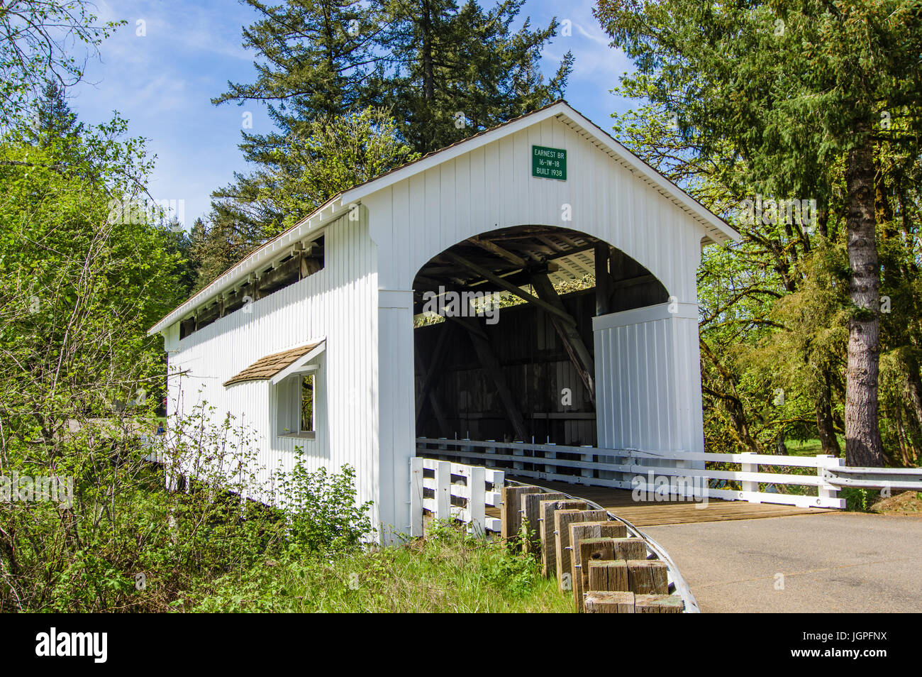 Pont couvert sérieusement traverse la rivière Mohawk près de Marcola, Oregon Banque D'Images