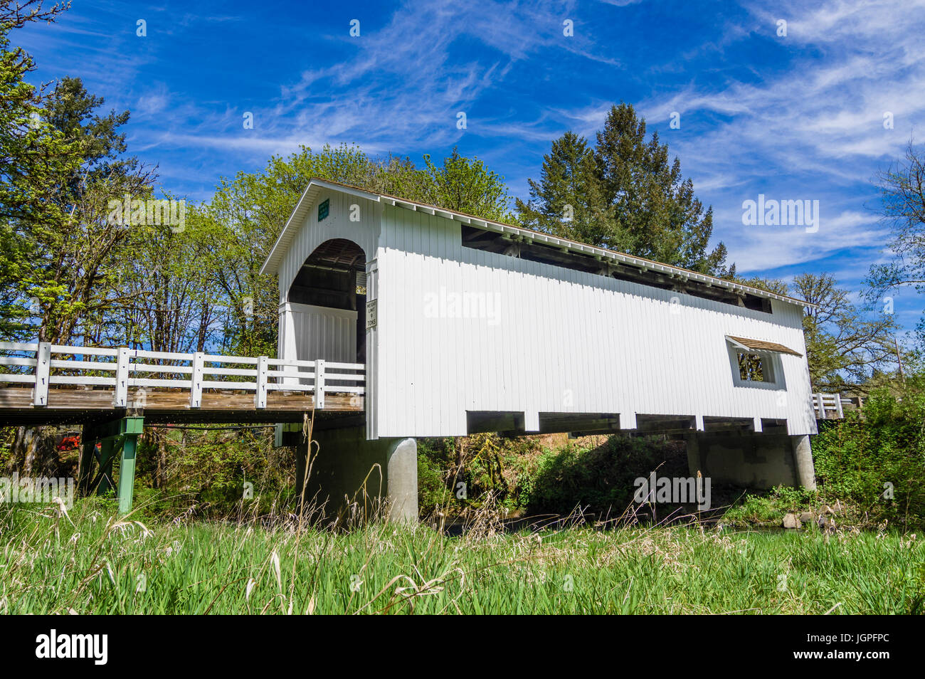 Pont couvert sérieusement traverse la rivière Mohawk près de Marcola, Oregon Banque D'Images