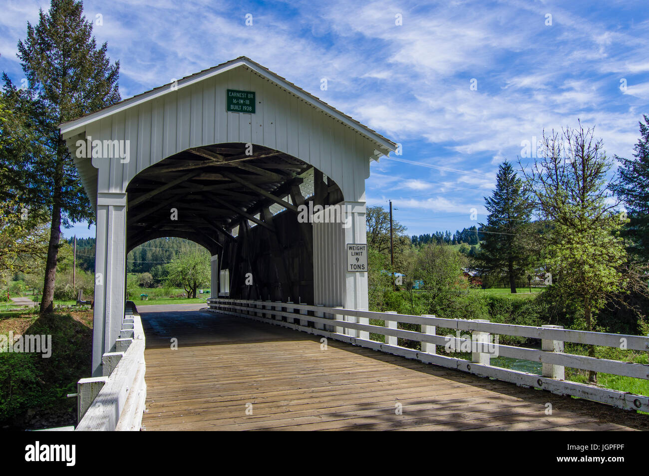 Pont couvert sérieusement traverse la rivière Mohawk près de Marcola, Oregon Banque D'Images