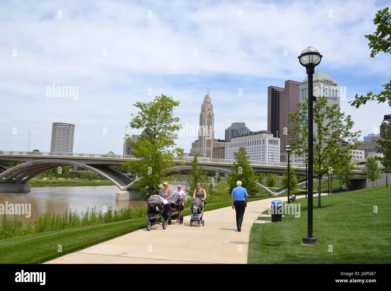 COLUMBUS, OH - le 28 juin : les promeneurs sur le Scioto Mile dans le centre-ville de Columbus, Ohio sont indiqués le 28 juin 2017. Banque D'Images