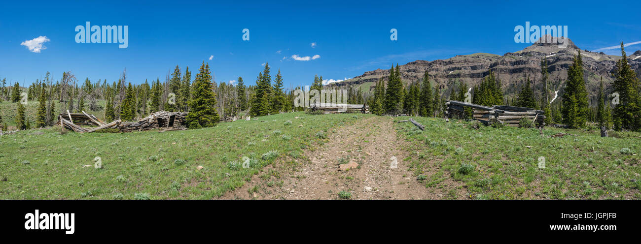 Chemin de terre mène au groupe de cabanes dans l'outback désert de l'Ouest américain et des montagnes Rocheuses. Banque D'Images