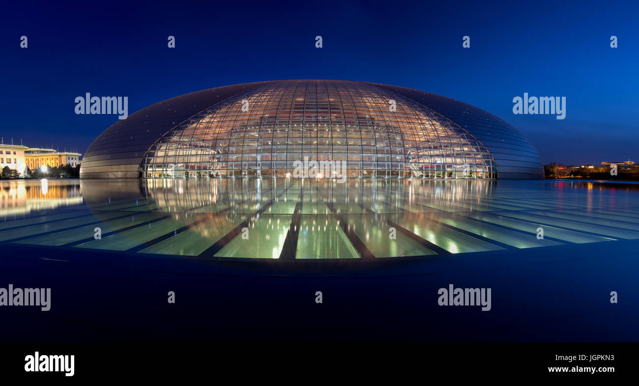 Chine National Opera House, Dongzhong Street, Beijing, Chine, pendant l'heure bleue Banque D'Images