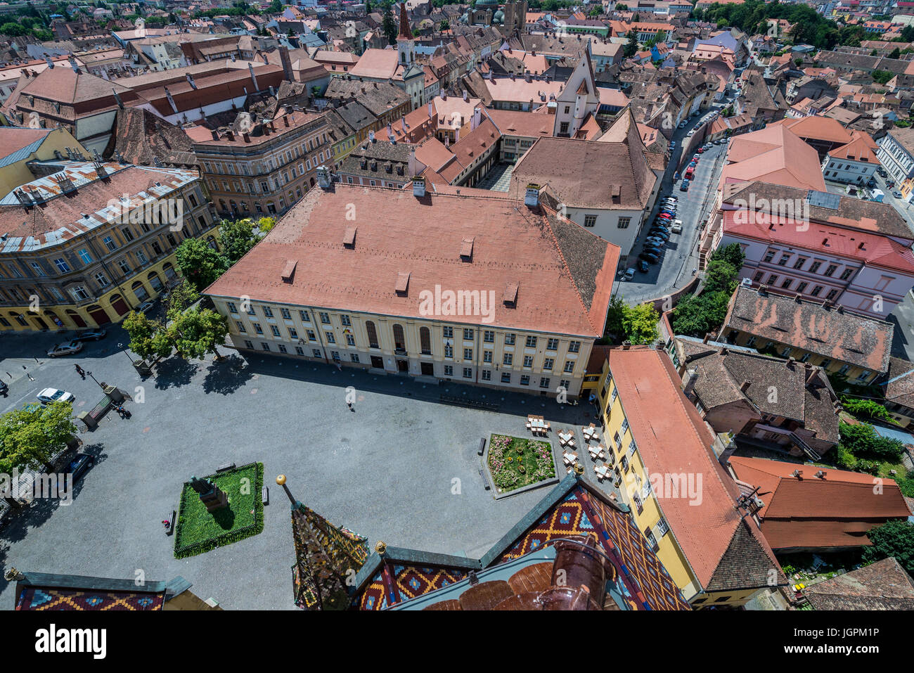 Vue aérienne sur la place de la cathédrale de Huat Saint Mary dans le centre historique de Sibiu, Roumanie. Samuel von Brukenthal National College on foreground Banque D'Images