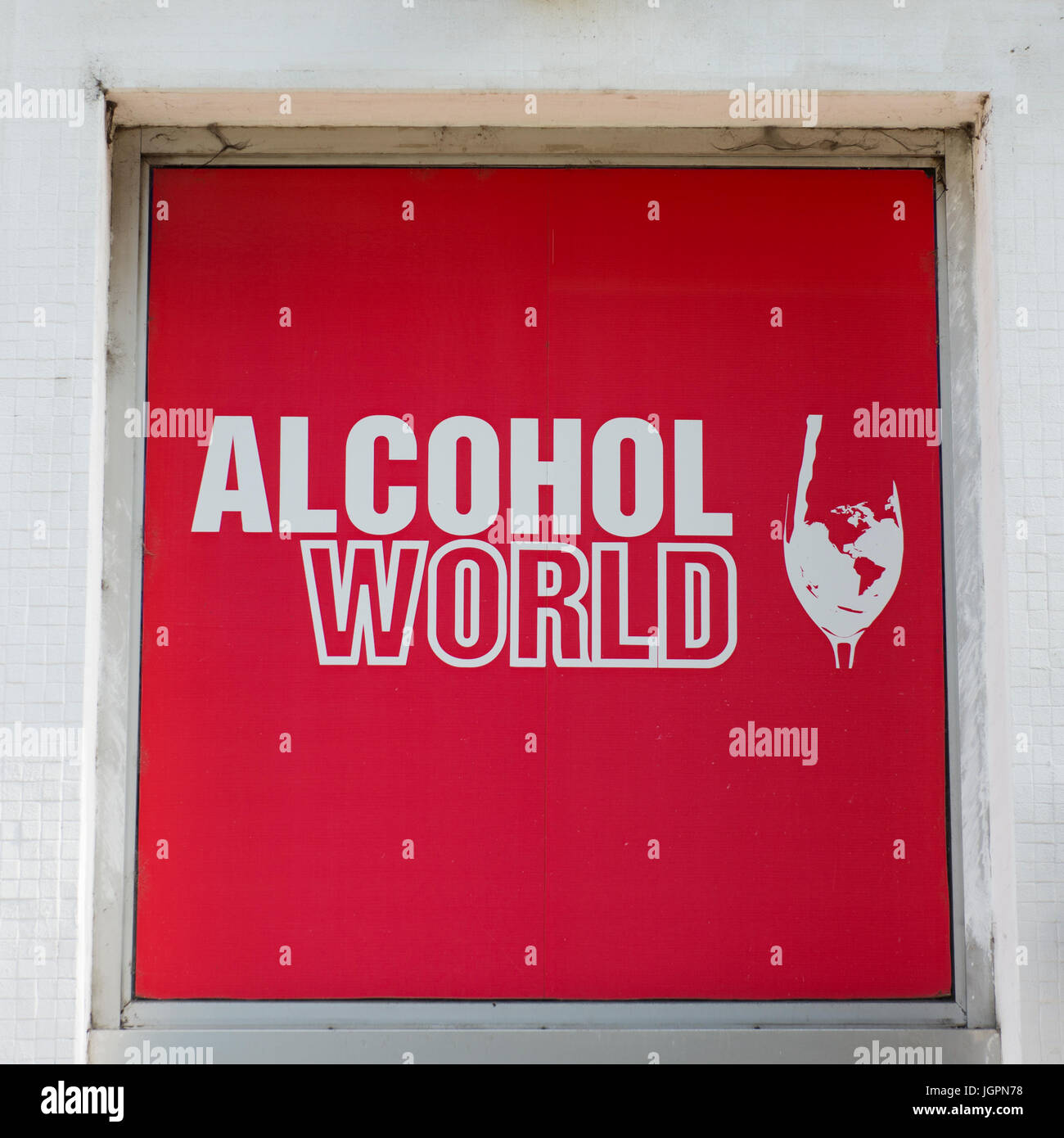 Publicité pour le magasin vendant de l'alcool dans le centre de Sofia. La Bulgarie occupe un rang élevé dans le monde de la consommation par habitant. Banque D'Images