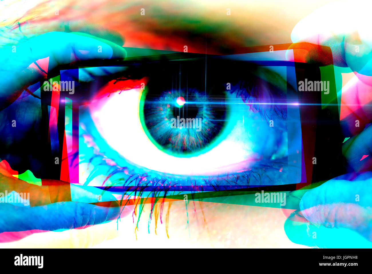 A woman's eye dans un appareil photo téléphone mobile, gawker Banque D'Images