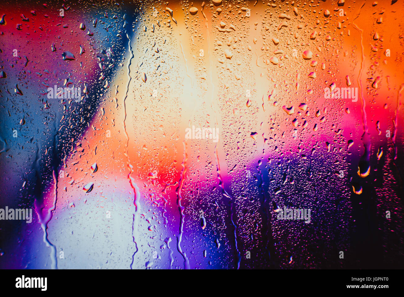 Gouttes de pluie sur un fond multicolore Banque D'Images