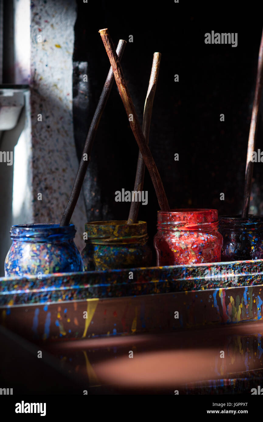 Les peintures et pinceaux. ebru coskun uzunkaya artiste au travail dans ...