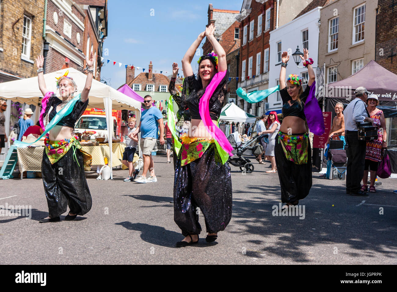 Groupe de danse du ventre Banshees Tribal. Mesdames caucasiens, 40s, la danse du ventre pour l'événement dans la ville de Sandwich dans la rue principale. Banque D'Images