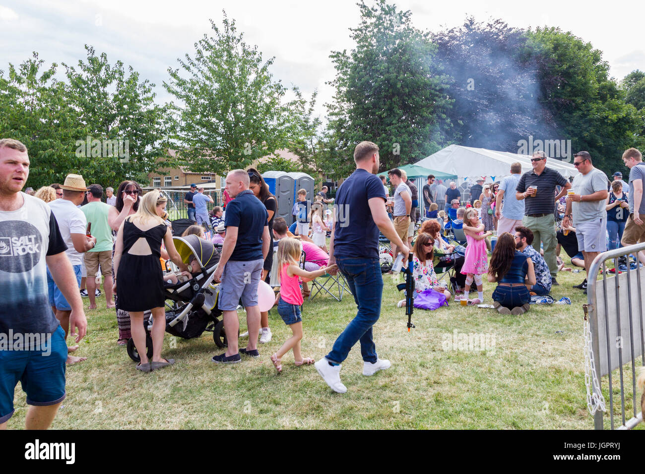 Crick, Northamptonshire, Angleterre. 9 juillet 2017. Météo. Chaud et humide sur le deuxième jour de la fête de l'épouvantail à Crick, beaucoup de gens profiter de la journée en regardant les épouvantails jalonnent le village. Credit : Keith J Smith./Alamy Live News Banque D'Images