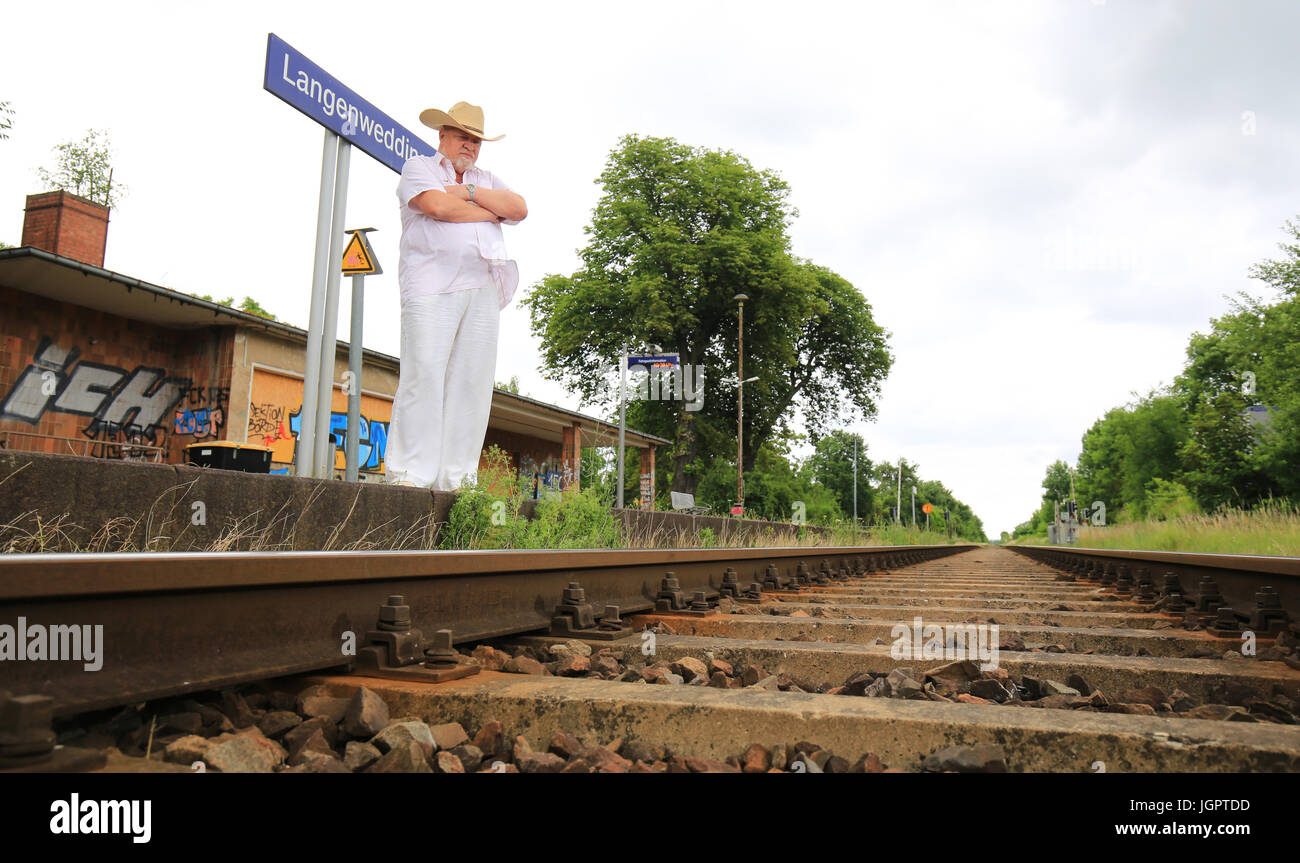 Langenweddingen, Allemagne. 25 Juin, 2017. Hans Guenter Bodewell, photographiés à la gare de Langenweddingen, Allemagne, 25 juin 2017. Le 6 juillet 1967, un camion-citerne rempli de 15 000 litres d'essence a été frappé par un train de voyageurs à un passage à niveau et d'exploser. En raison de l'erreur humaine, la barrière était fermée seulement un tiers. Bodewell, alors âgé de 17 ans, a sauté de la combustion en train. Photo : Peter Gercke/dpa-Zentralbild/photo alliance/dpa/Alamy Live News Banque D'Images