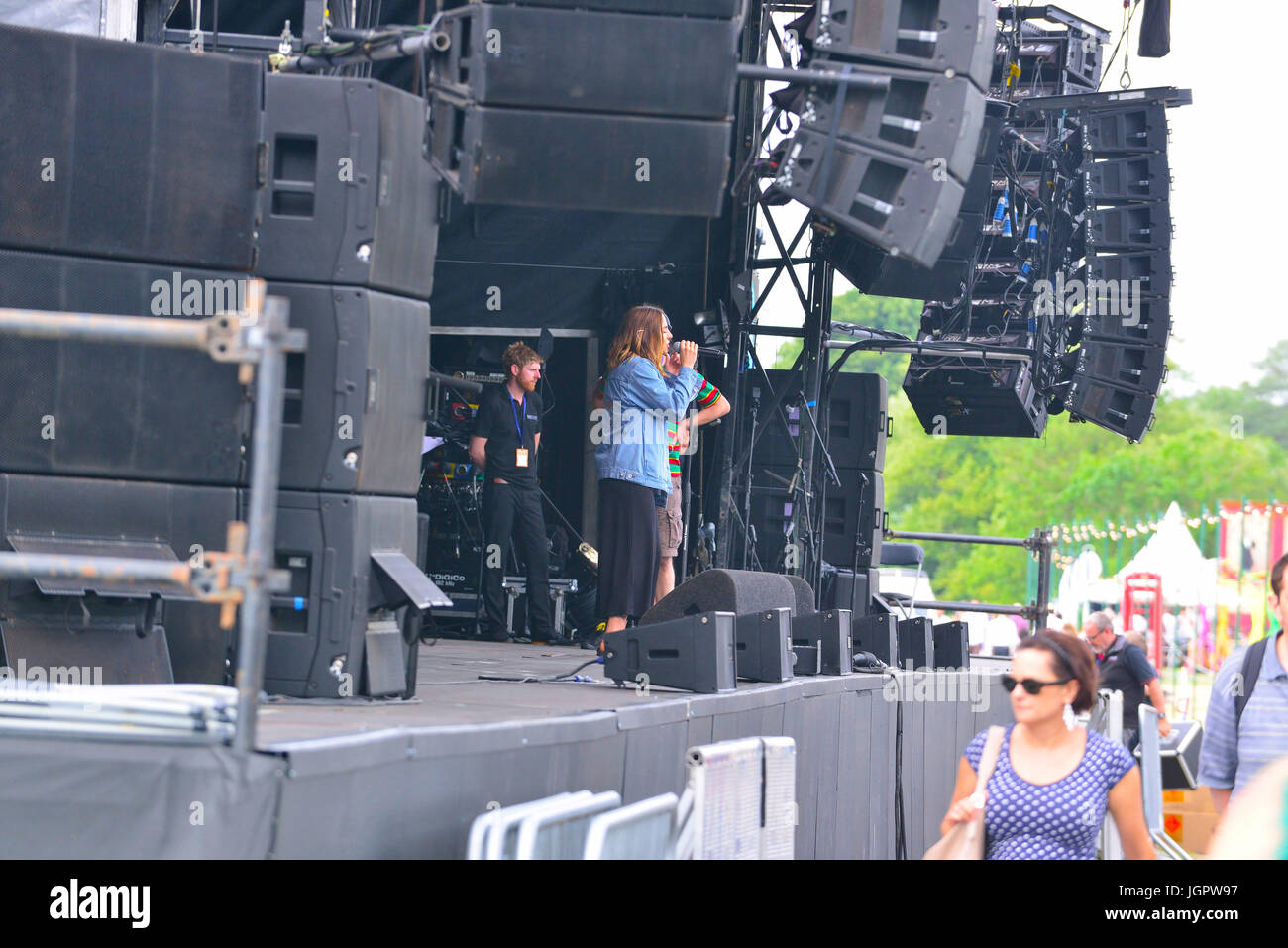 Henely-on-Thames, Royaume-Uni. 9Th Aug, 2017. Le Festival Henley, ex-spice girl Melanie C tester les niveaux sonores et la pratique de l'ouverture de son intro - chanson pour son endroit sur la scène flottante ce soir à la finale de la Henley Festival, en face de marcheurs utilisant encore le public côté Thames path avant son remorquage détournée . Crédit d'auteur : Gary Blake/Alamy Live News Banque D'Images Henely-on-Thames, Royaume-Uni. 9Th Aug, 2017. Le Festival Henley, ex-spice girl Melanie C tester les niveaux sonores et la pratique de l'ouverture de son intro - chanson pour son endroit sur la scène flottante ce soir à la finale de la Henley Festival, en face de marcheurs utilisant encore le public côté Thames path avant son remorquage détournée . Crédit d'auteur : Gary Blake/Alamy Live News Banque D'Images