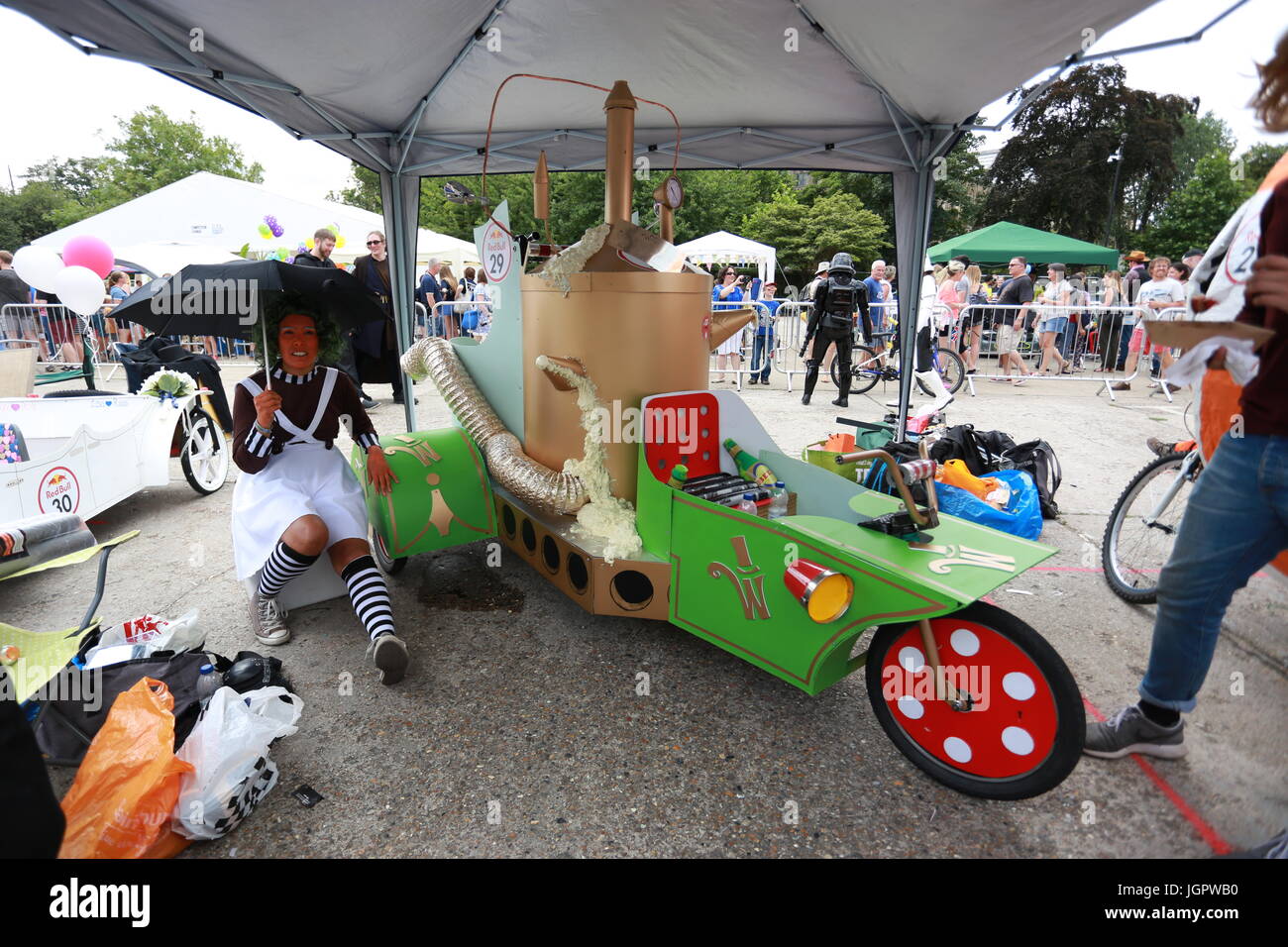 Londres, Royaume-Uni. 09 juillet 2017. Les spectateurs et les pilotes ont enduré un après-midi de sensations fortes et les déversements lors du Red Bull Soapbox Race qui a eu lieu à Alexandra Palace le dimanche 9 juillet. Credit : Enrique Guadiz/Alamy Live News Banque D'Images