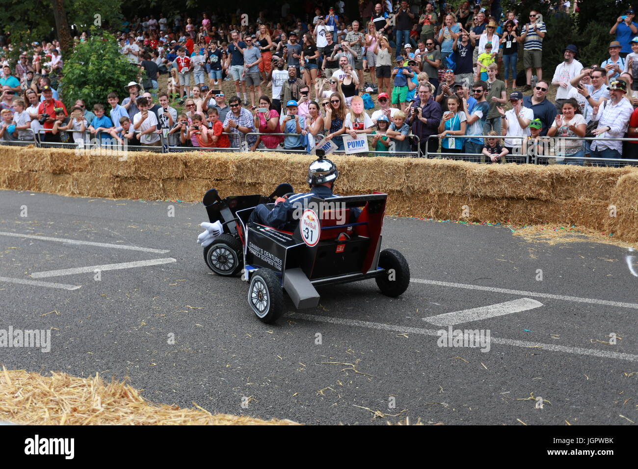 Londres, Royaume-Uni. 09 juillet 2017. Les spectateurs et les pilotes ont enduré un après-midi de sensations fortes et les déversements lors du Red Bull Soapbox Race qui a eu lieu à Alexandra Palace le dimanche 9 juillet. Credit : Enrique Guadiz/Alamy Live News Banque D'Images