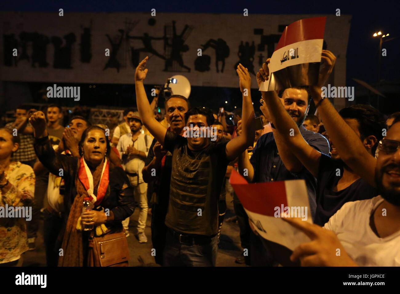 Bagdad. 09 juillet 2017. Les gens se rassemblent de l'Iraq sur la place Tahrir à Bagdad, capitale de l'Iraq, pour célébrer la victoire dans les batailles contre l'Etat islamique (EST) militants dans Mossoul, le 9 juillet 2017. Le Premier ministre irakien Haider al-Abadi a déclaré dimanche la victoire dans les batailles contre l'Etat islamique (EST) militants dans Mossoul est garanti et c'est une question de temps pour vaincre les militants extrémistes et déclarer "grande victoire" dans la ville. Source : Xinhua/Alamy Live News Banque D'Images