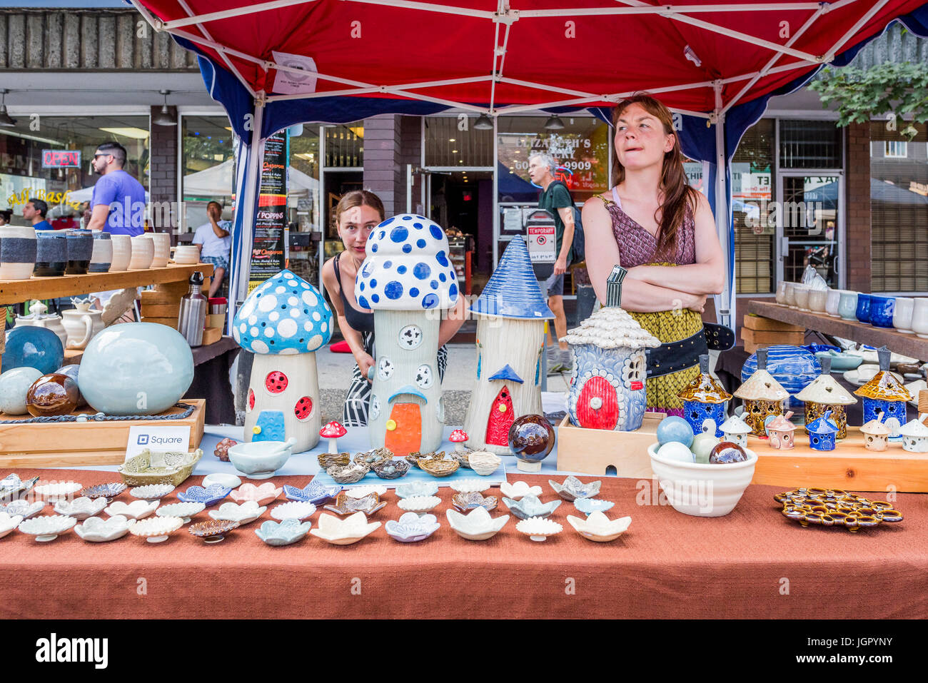 Vancouver, Canada. 9Th Aug, 2017. Stand poterie lunatique, la Journée sans voiture, Commercial Drive, Vancouver, Colombie-Britannique, Canada. Crédit : Michael Wheatley/Alamy Live News Banque D'Images