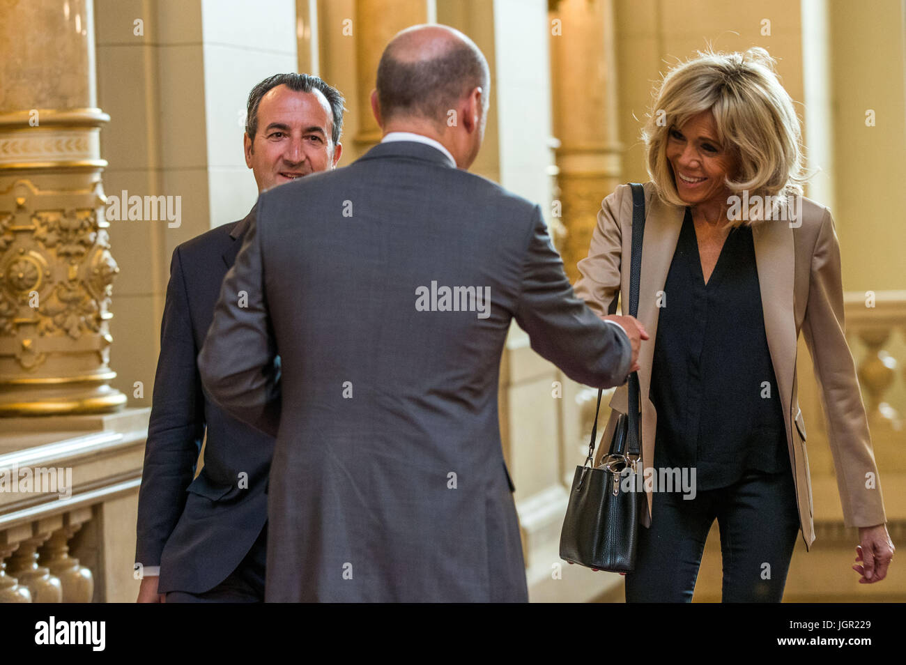 Hambourg, Allemagne. 8 juillet, 2017. L'épouse du président de la France, Brigitte Macron est accueilli par Olaf Scholz, le maire de Hambourg au cours d'un sommet du G20 de l'événement programme des partenaires à l'hôtel de ville de Hambourg, Allemagne, 8 juillet 2017. Photo : Jens Büttner/dpa-Zentralbild/dpa/Alamy Live News Banque D'Images