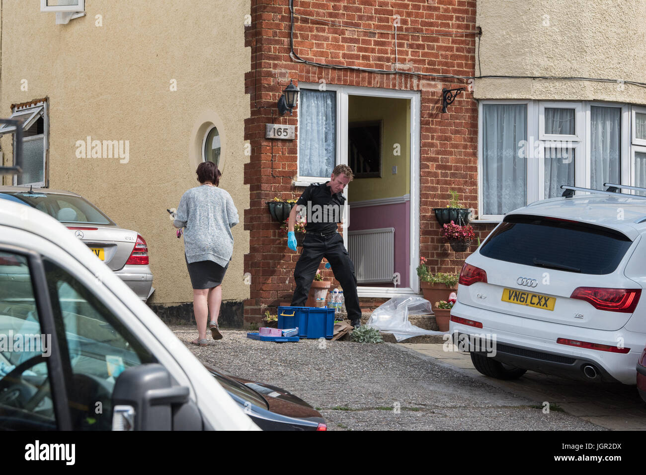 High Wycombe, Royaume-Uni. 10 juillet, 2017. Thames Valley Police a exécuté un certain nombre de mandats à High Wycombe dans le cadre de l'esclavage moderne et des infractions de blanchiment d'argent. Environ quarante ont exécuté deux mandats à propriétés de Micklefield Road à 06:00 CEST en vertu de l'article 8 de la Police and Criminal Evidence Act 1984. Crédit : Peter Manning/Alamy Live News Banque D'Images