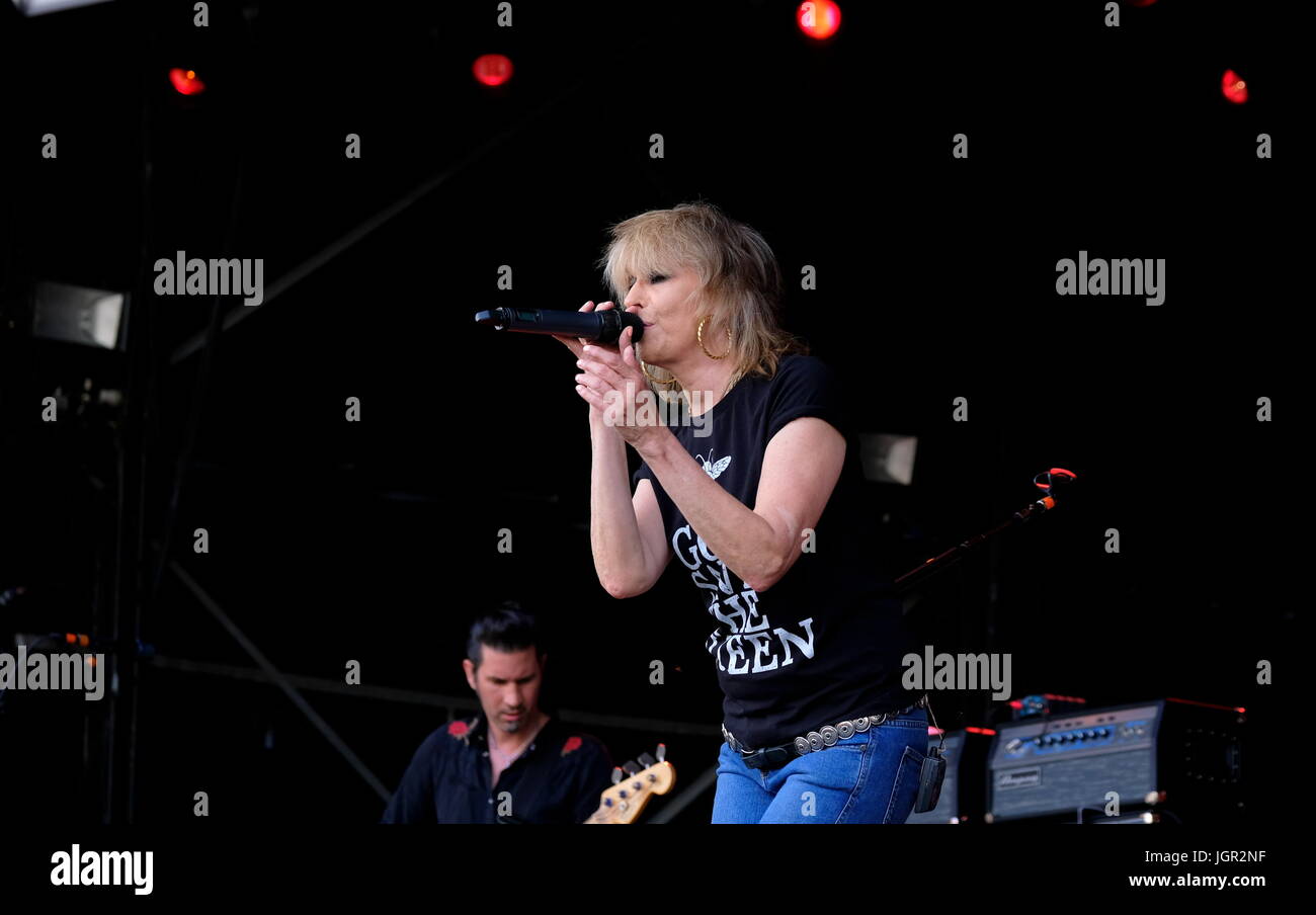 Great Tew, Oxfordshire, UK. 09 juillet 2017. Cornbury Festival Jour 3 - Chrissie Hynde avec le groupe de rock anglo-américain des prétendants à Cornbury Festival, Oxfordshire 9 Juillet 2017 : Crédit photographique DFP/Alamy Live News Banque D'Images