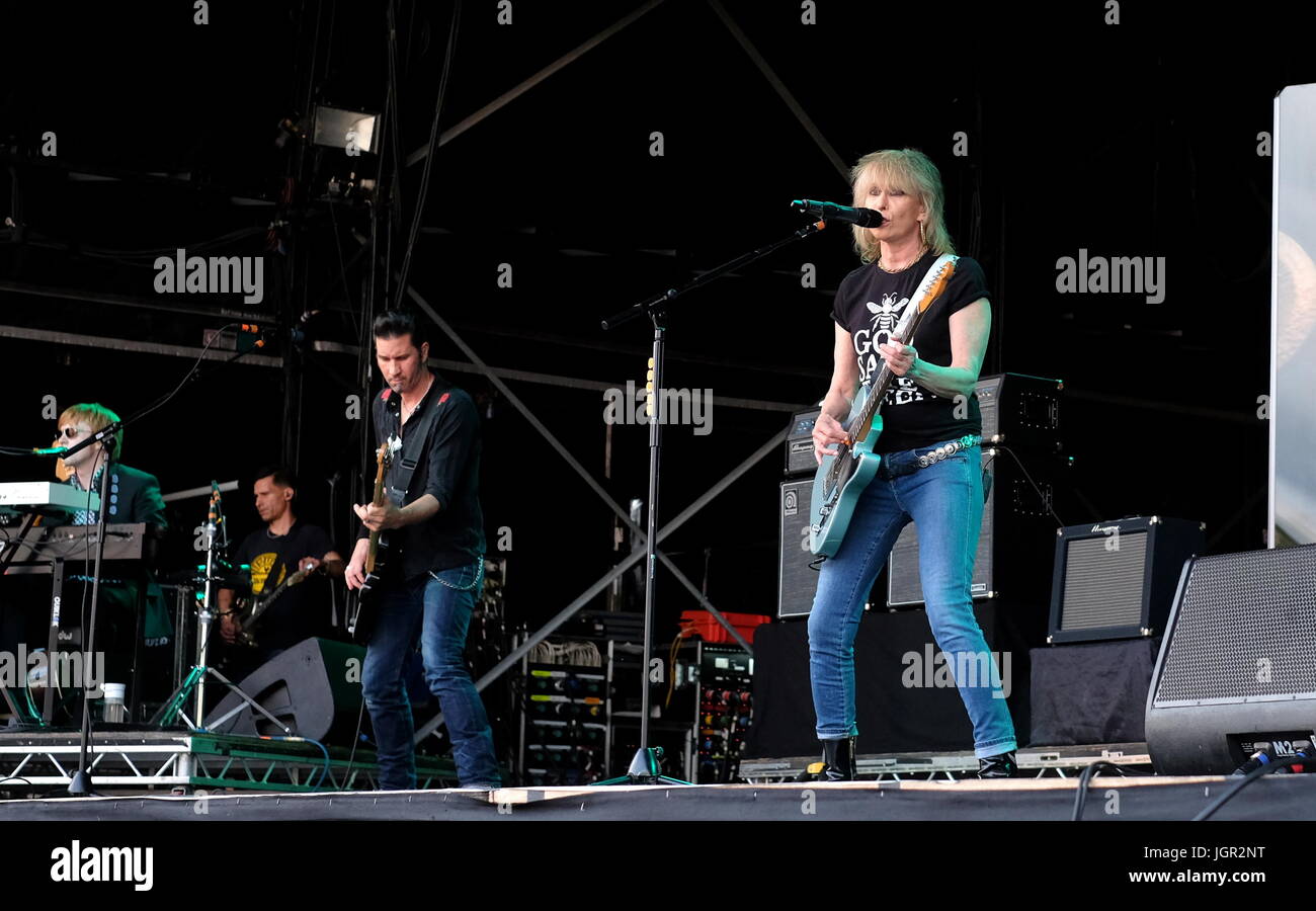 Great Tew, Oxfordshire, UK. 09 juillet 2017. Cornbury Festival Jour 3 - Chrissie Hynde avec le groupe de rock anglo-américain des prétendants à Cornbury Festival, Oxfordshire 9 Juillet 2017 : Crédit photographique DFP/Alamy Live News Banque D'Images