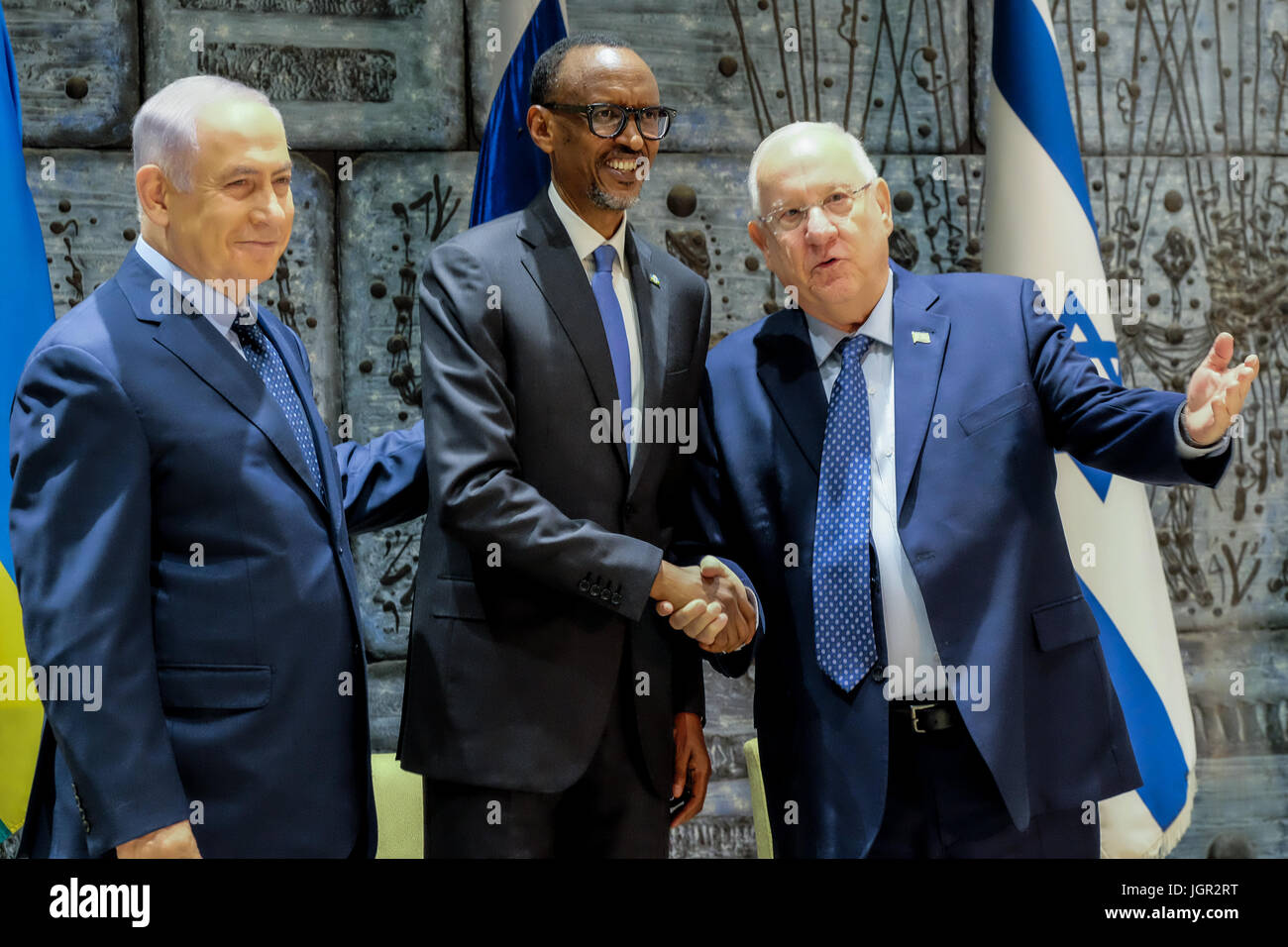 Jérusalem, Israël. 10 juillet, 2017. Le Président de l'état d'Israël, Reuven Rivlin (R), organise une cérémonie de bienvenue pour le président rwandais Paul Kagame (C), à la résidence du Président, avant de déclarations publiques et une réunion de travail entre les deux. Le Premier ministre israélien Benjamin Netanyahu (L) rejoint les Présidents, dépassant le protocole diplomatique traditionnelle. Credit : Alon Nir/Alamy Live News Banque D'Images