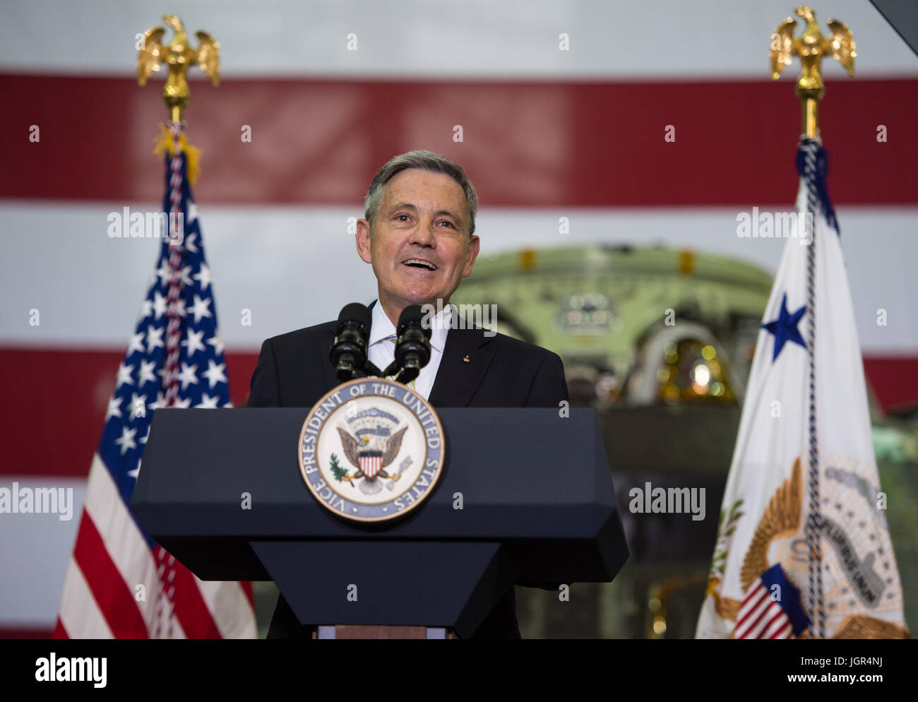 Dans cette photo publiée par la National Aeronautics and Space Administration (NASA) La NASA Kennedy Space Center (KSC) Réalisateur Robert D. Cabana vous accueille et introduit l'administrateur de la NASA par intérim Robert Lightfoot, jeudi, 6 juillet, 2017, à la construction d'assemblage de véhicules au KSC à Cape Canaveral, en Floride. Vice-président Mike Pence est également prévu pour intervenir lors de l'événement pour mettre en valeur des innovations qui ont permis à l'Amérique latine et d'une partie du partenariat public/privé, travail qui est d'aider à transformer le centre en un port spatial multi-utilisateur. Crédit obligatoire : Aubrey Gemignani / NASA via CNP - AUCUN FIL S Banque D'Images