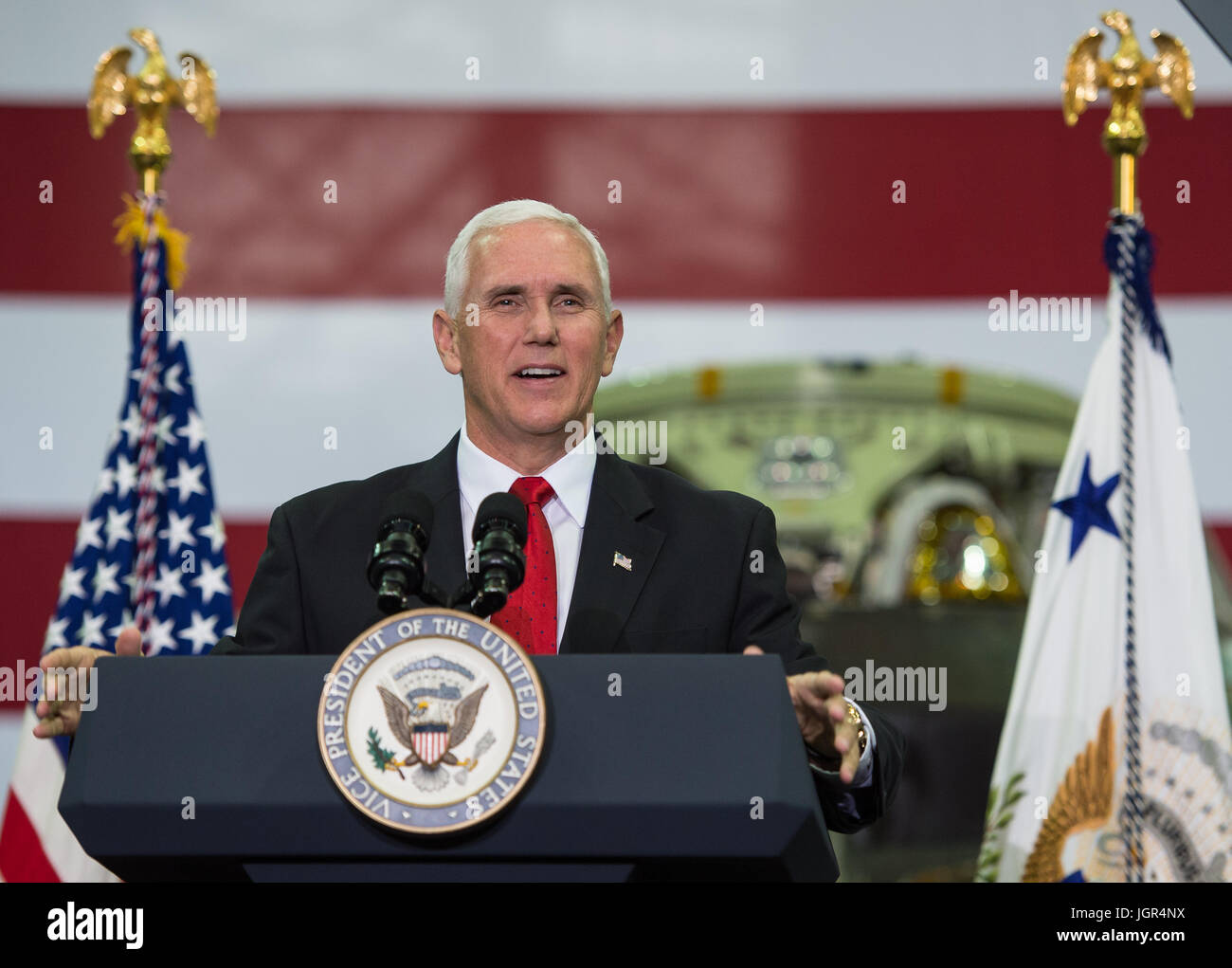 Dans cette photo publiée par la National Aeronautics and Space Administration (NASA) des États-Unis Vice-président Mike Pence traite de employés de la NASA, le Jeudi, Juillet 6, 2017, à la construction d'assemblage de véhicules de la NASA au Centre spatial Kennedy (KSC) à Cape Canaveral, en Floride. Le Vice-président a remercié les employés pour faire progresser le leadership américain dans l'espace, avant d'aller sur la visite du centre qui a mis en lumière les partenariats public-privé au KSC, à la fois comme la NASA et les sociétés commerciales se préparent à lancer des astronautes de l'Astroport multi-utilisateur. Crédit obligatoire : Aubrey Gemignani / NASA via C Banque D'Images