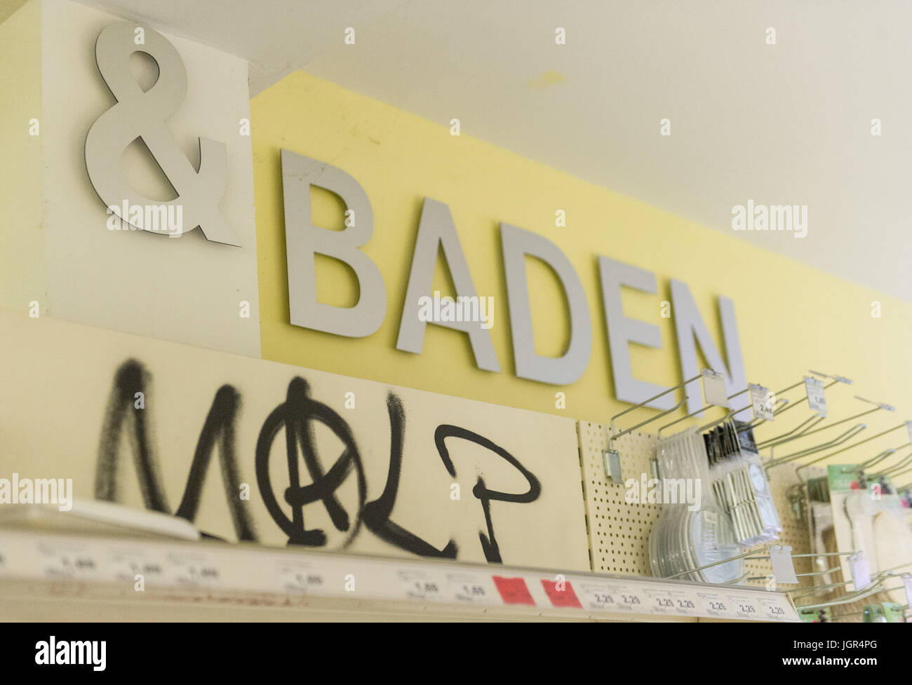 Hambourg, Allemagne. 10 juillet, 2017. Graffiti dans un Budnikowsky pharmacie dans le domaine de Schanzenviertel Hambourg, Allemagne, 10 juillet 2017. Le magasin a été endommagé et pillé à des émeutes pendant le sommet du G20. Photo : Christina Sabrowsky/dpa/Alamy Live News Banque D'Images