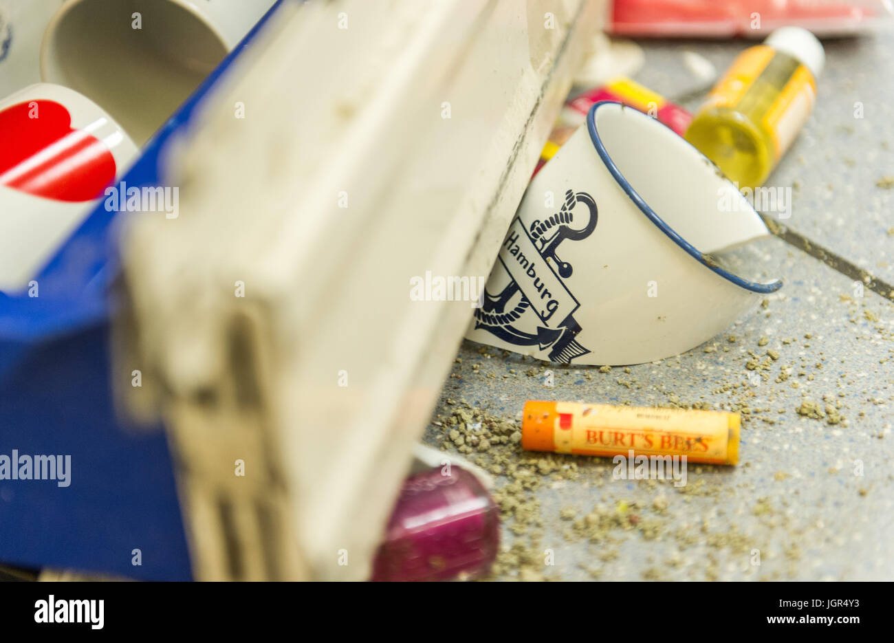 Hambourg, Allemagne. 10 juillet, 2017. dpatop - A Broken 'Hamburg' tasse dans un Budnikowsky pharmacie dans le domaine de Schanzenviertel Hambourg, Allemagne, 10 juillet 2017. Le magasin a été endommagé et pillé à des émeutes pendant le sommet du G20. Photo : Christina Sabrowsky/dpa/Alamy Live News Banque D'Images